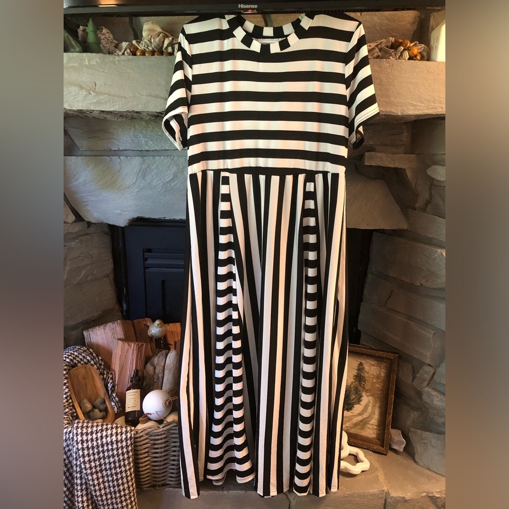 NEW Black And White Stripped Modest Dress